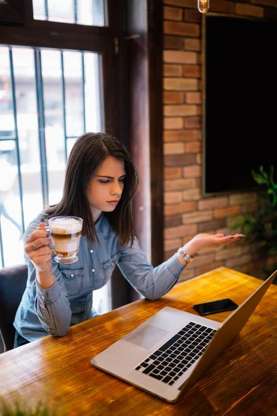 Fiatal Tanuló Olvasó Otthoni Feladat Laptop Kávézóban Kávét Iszik — Stock Fotó