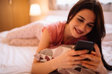 Mutlu kadın evde yatakta yatıyordu süre istimal hareket eden telefon