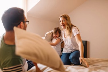 mutlu aile evde yatakta mücadele yastık sahip