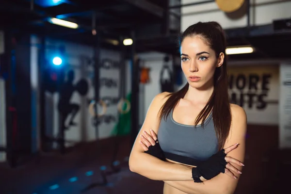 Young Concentrated Brunette Woman Standing Crossed Arms Gym — Stock Photo, Image