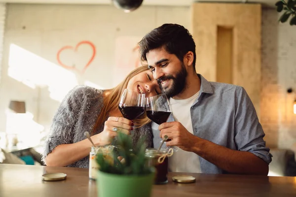 Casal Feliz Bebendo Vinho Enquanto Sentado Café — Fotografia de Stock