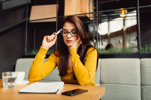 Beautiful Brunette Businesswoman Reading Notes Holding Pencil Hand While Sitting — Stock Photo, Image