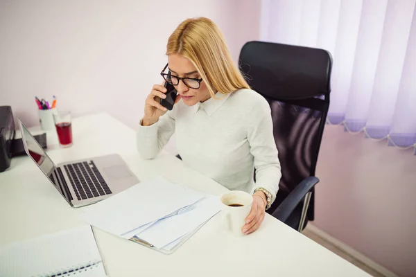 Pengusaha Wanita Pirang Memiliki Panggilan Telepon Saat Duduk Kantor Depan — Stok Foto