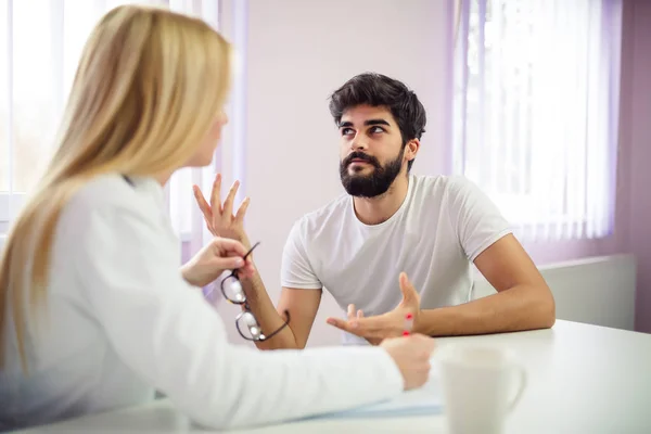 Young Man Talking Doctor Symptoms Medical Office — Stock Photo, Image