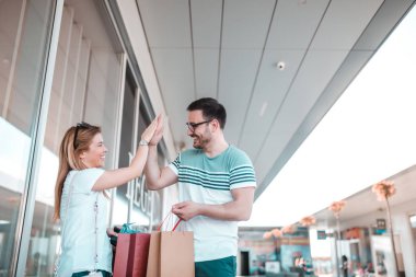 Güzel genç çift bugün alışveriş ile çok memnun olduğunu