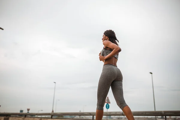 Young Sporty African American Woman Running Sidewalk Bridge — Stock Photo, Image