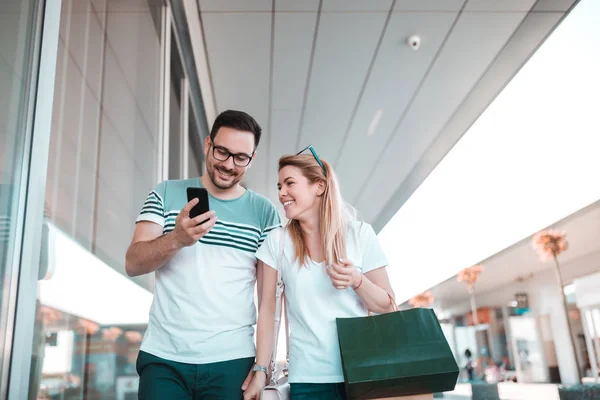 Happy Liefdevolle Paar Bedrijf Handen Naar Huis Gaan Winkelen — Stockfoto