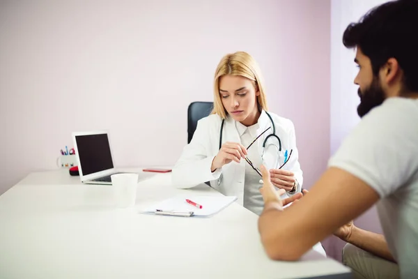 Doctora Consultorio Médico Discutiendo Resultados Con Paciente —  Fotos de Stock