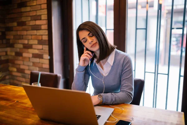 Aantrekkelijk Meisje Luistert Naar Haar Favoriete Muziek Laptopcomputer Alleen Zittend — Stockfoto