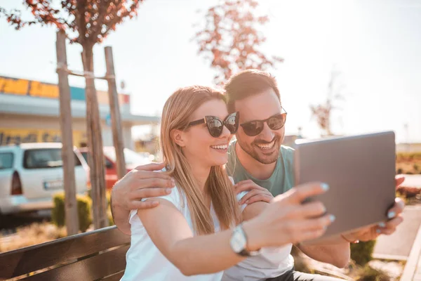 Glückliches Junges Paar Hat Spaß Und Macht Selfie Und Genießt — Stockfoto