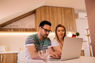 Ciddi genç çift evden online fatura ödeme