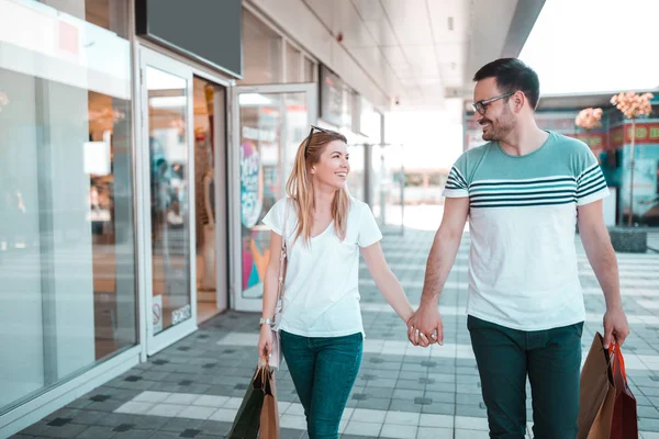 Gelukkige Jonge Paar Hand Hand Wandelen Langs Straat Met Shopping — Stockfoto