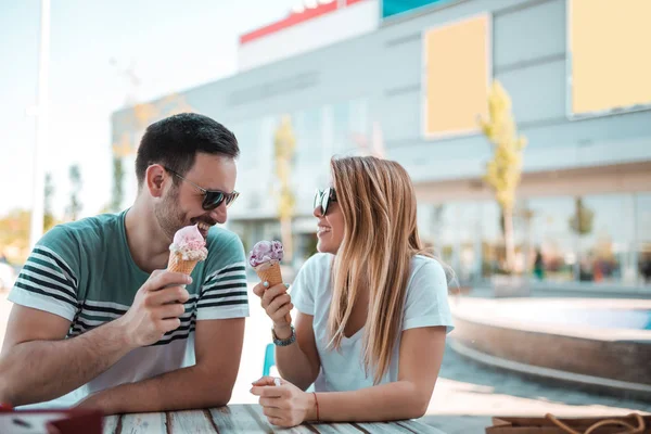 Güzel Genç Bir Çift Bir Bankta Siting Sokakta Dondurma Yeme — Stok fotoğraf