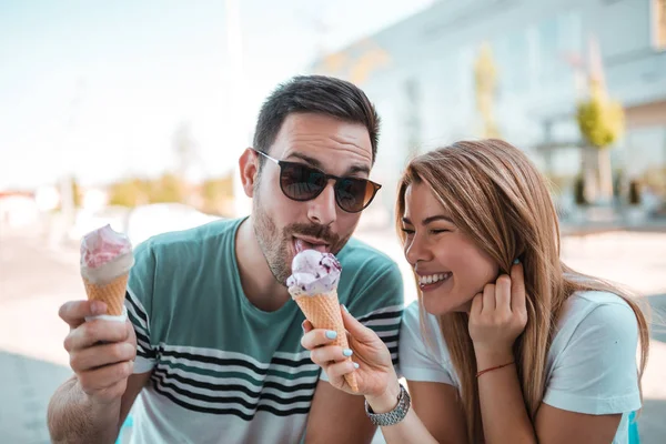 Giovane Coppia Che Condivide Gelato Mentre Gode Tempo Soleggiato All — Foto Stock