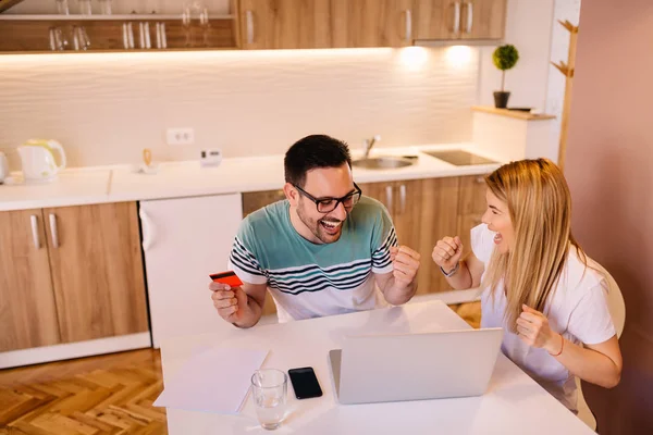 Emocionado Hermosa Pareja Feliz Está Haciendo Compras Línea Internet — Foto de Stock