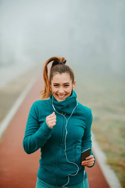 Young Woman Ponytail Jogging Park Foggy Cold Day Close Photo — Stock Photo, Image