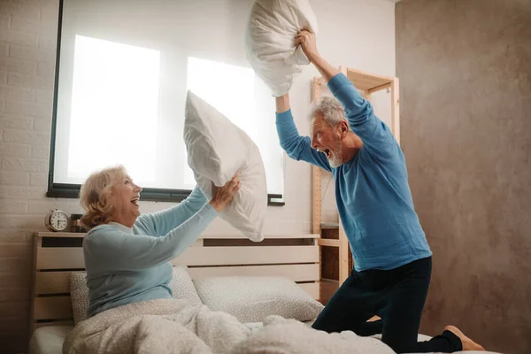 Schöne Ältere Paar Hat Qualitativ Hochwertige Zeit Zusammen Schlafzimmer Weil — Stockfoto