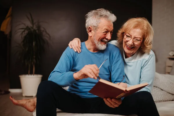 Foto Eines Lächelnden Paares Das Zusammen Buch Liest Während Schlafzimmer — Stockfoto