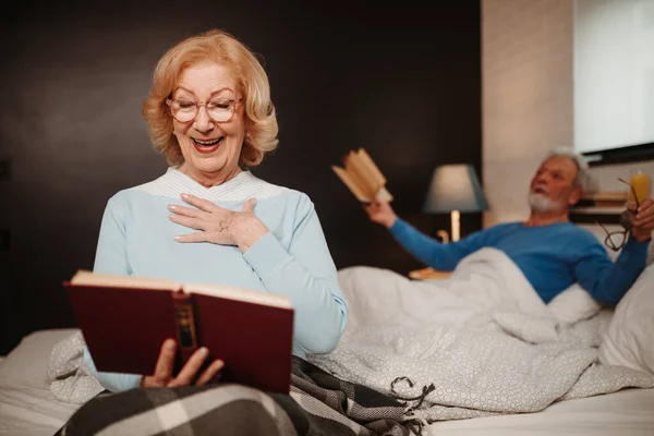 Porträt Einer Blonden Frau Die Buch Liest Während Sie Bett — Stockfoto