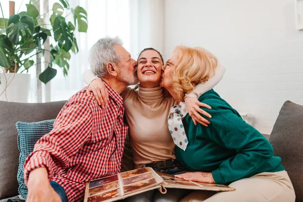 Junge Brünette Bekommt Von Ihrem Vater Und Ihrer Mutter Küsse — Stockfoto