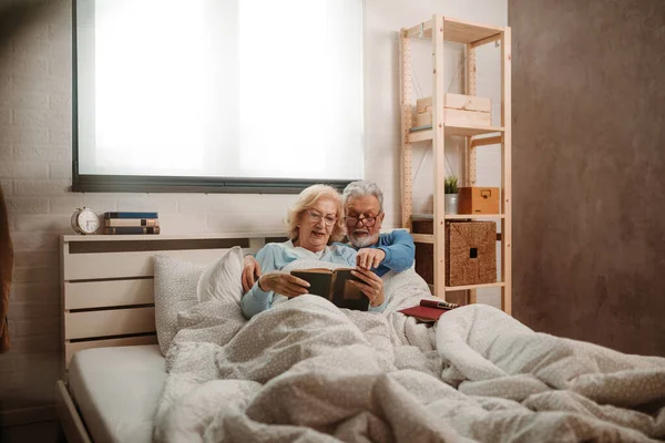 Pareja Mayor Acostada Cama Leyendo Libros Favoritos Mientras Usa Gafas — Foto de Stock