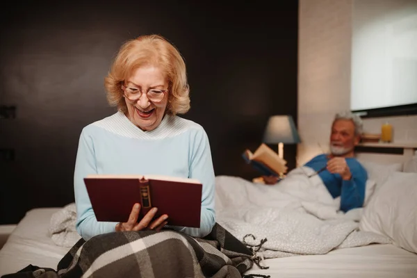 Retrato Una Mujer Rubia Sonriente Sentada Cama Leyendo Libro Marido — Foto de Stock