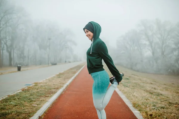 Fit Girl Está Aquecendo Para Correr Menina Está Usando Boné — Fotografia de Stock