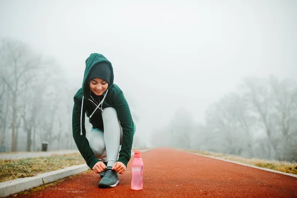 Close Photo Young Fit Woman Tying Shoe Laces Pink Water — Stock Photo, Image