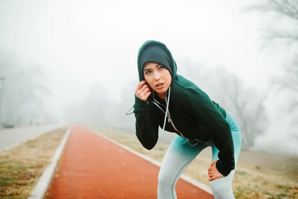 Young Woman Athlete Listening Music Her Headphones While Taking Break — Stock Photo, Image