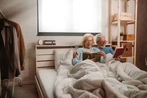 Couple Âgé Lit Des Livres Tout Étant Couché Lit Mari Images De Stock Libres De Droits