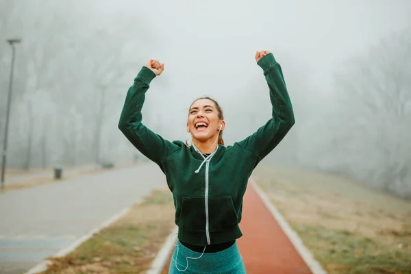 Jeune Belle Fille Sportive Entraînant Pour Marathon Matin Brumeux Jeune Image En Vente