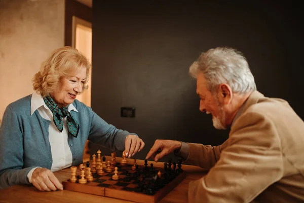 Портрет Пожилой Пары Играющей Шахматы Женщина Играет Белыми Фигурками Мужчина Стоковое Изображение