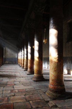 Bethlehem, Palestine - Ocak: Kilise İsa'nın Doğuşu iç sütunlar üzerinde düşen güneş ışınları ile