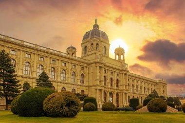 VİANNA, AUSTRIA: Doğal Tarih Müzesi ya da Doğal Tarih Müzesi üzerinde gün batımı