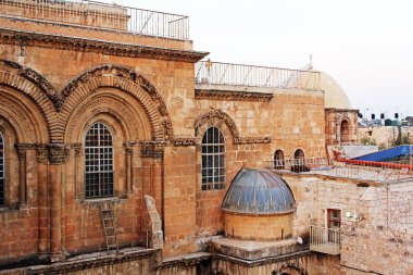 Jerusalem, İsrail - Ocak: Görünüm kilisenin kutsal Sepulchre ve taşınmaz merdiven yukarıda cephe üzerinde
