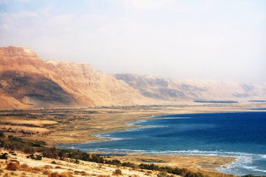 İsrail: arka planda dağlar ile Dead Sea Sahil