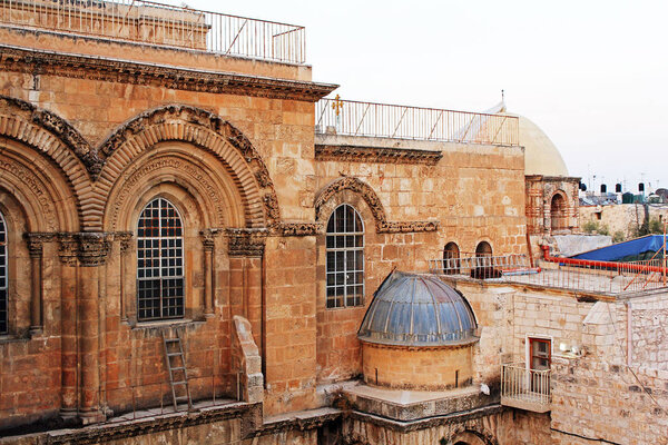 Иерусалим, Израиль - Январь: Вид на Церковь Гроба Господня и недвижимое лестница над фасадом