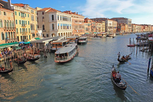 Vista del Gran Canal desde el puente de Rialto, Venecia, Italia — Foto de Stock
