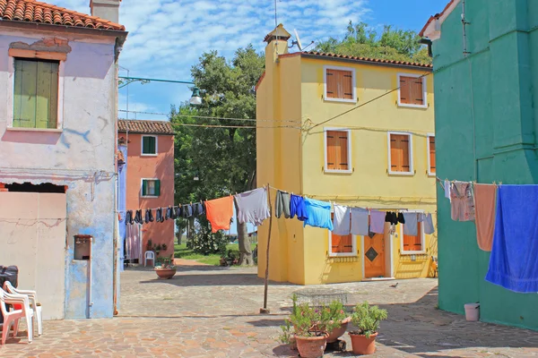 Внутрішній дворик і барвистими будинками, Burano, Венеція, Італія — стокове фото