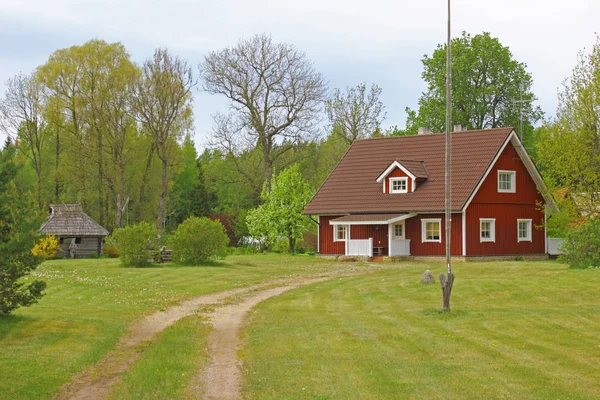 Ładny dom na zielone pole — Zdjęcie stockowe