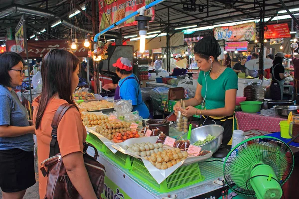 年轻的女士在快餐供应商销售传统的泰国食品 鸡肉和猪肉专业的客户 普吉岛周末市场 普吉岛 — 图库照片