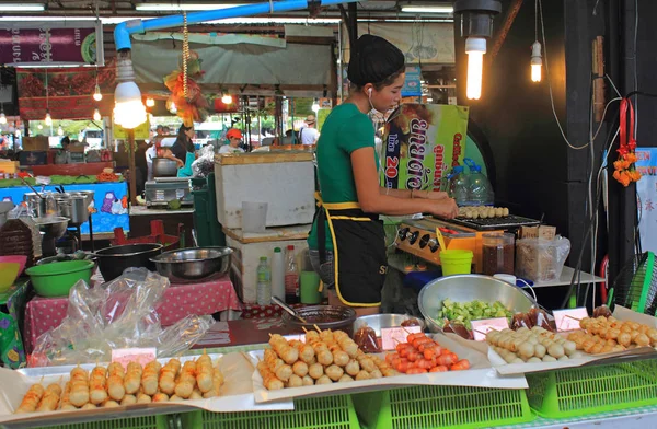 Joven Vendedora Comida Rápida Que Elabora Comidas Tradicionales Tailandesas Especialidades — Foto de Stock