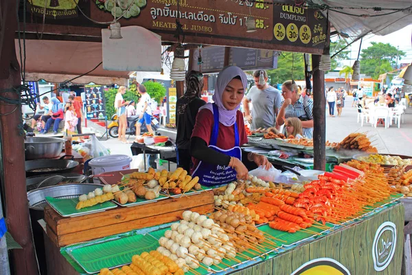 Puesto Comida Tailandesa Mercado Fin Semana Ciudad Phuket Tailandia Chica — Foto de Stock