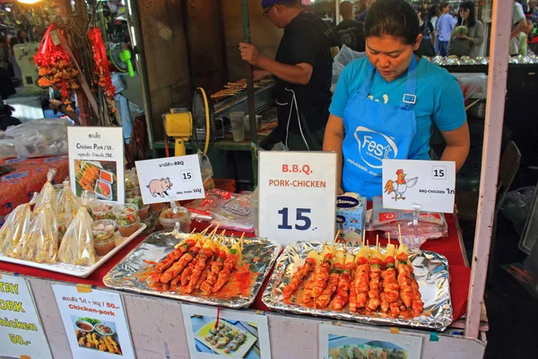 Puesto Comida Tailandesa Mercado Fin Semana Ciudad Phuket Tailandia Mujer — Foto de Stock
