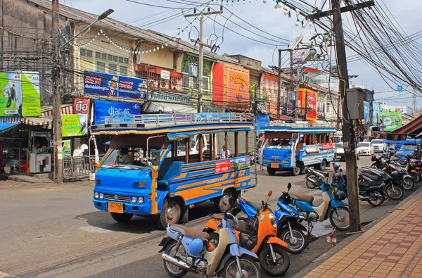 普吉岛 普吉岛 街道场景 拉廊路在历史悠久的普吉岛镇与丰富多彩的商店和广告 Thaifood 典型的本地巴士等待乘客 开放的电力网络和摩托车的街道 — 图库照片