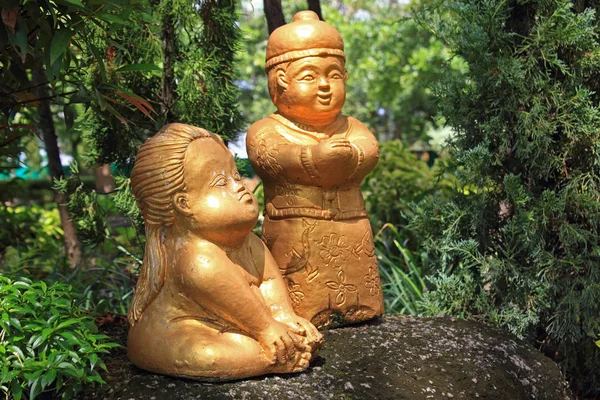 Liten Buddhas Thailand Små Gyllene Leende Buddha Statyer Pojke Och — Stockfoto