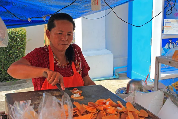 Ciudad Phuket Tailandia Enero 2020 Thai Woman Fries Traditional Thai — Foto de Stock