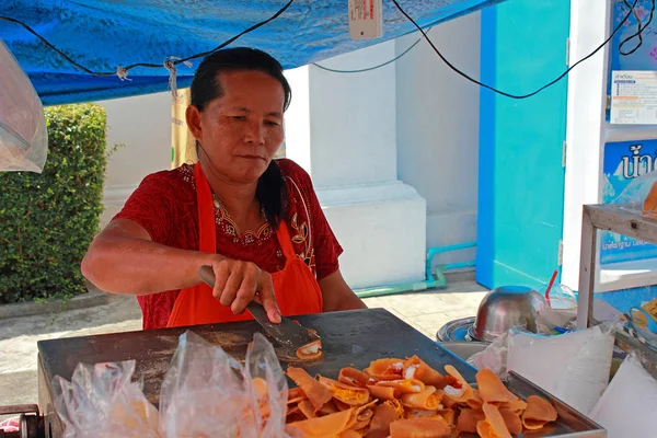 泰国普吉镇 2020年1月30日 泰国妇女在路边的摊位上煎传统的泰式甜煎饼 Roti — 图库照片