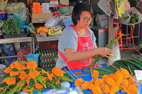 泰国普吉镇 2020年1月30日 周末市场期间 女工们在她的街头摊位上用新鲜的万寿菊花做花艺安排 — 图库照片