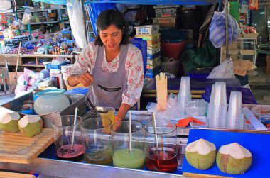 Phuket Town, Tayland - 7 Şubat 2020: Bayan hafta sonu marketinde tropik meyve kokteyli hazırlıyor. Dört çeşit meyve suyu mevcuttur..  